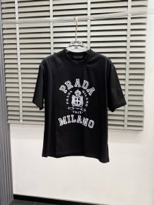 prada普拉达独家专供新款男士休闲短袖 高端定制 高端版本 时尚百搭爆款进口面料 手感超柔软细腻 穿着亲肤舒适 高端精品 代工厂p精细做工 上身非常赞 男士必
