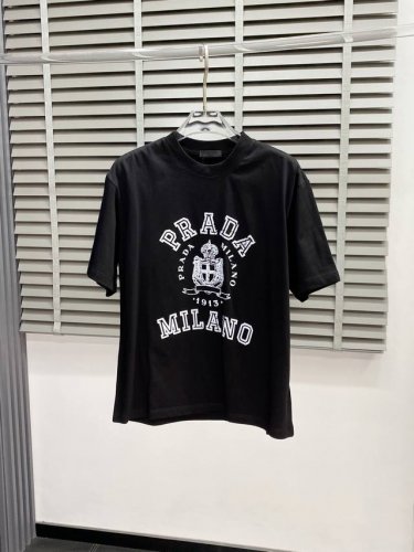 prada普拉达独家专供新款男士休闲短袖 高端定制 高端版本 时尚百搭爆款进口面料 手感超柔软细腻 穿着亲肤舒适 高端精品 代工厂p精细做工 上身非常赞 男士必