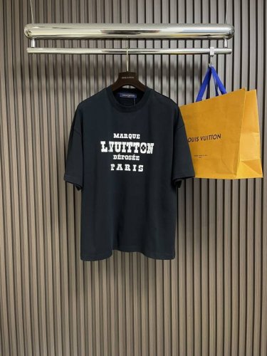Lv 2025Ss 限定新品Logo印花短袖T恤，基础简约百搭款式，面料采用是高克重的针织棉布料，柔软扎实，质感满分，对比鲜明，一如既往的宽松版型，男生女生轻松