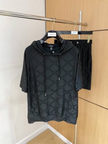 直 品牌 Gucci 古奇 2025圆领短袖短裤套装 纯棉面料上身不会闷热，爽滑舒适的亲肤效果更加透气，面料自带肌理感 经典徽标工艺 独有的角度全新演绎 时尚百