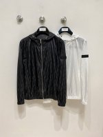 Dior 迪奥经典款Cd经典暗纹提花连帽防晒服，选用质感丝滑的优质高科技防晒面料，质感柔软，透气性佳，充分展现时尚风范。款式大气简洁，穿着轻便舒适，极具都市奢华