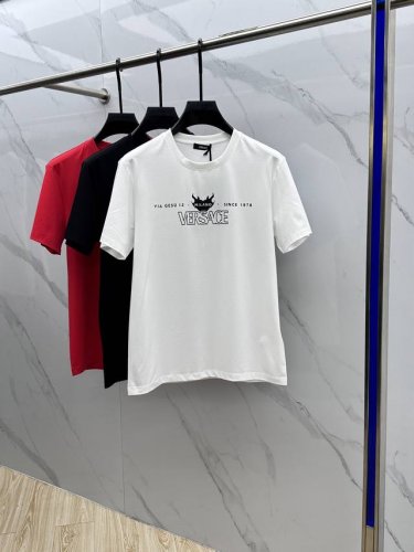 versace 范思哲 2025春夏新款个性印花短袖，高版本，专柜同步！很有辨识度，超级有质感！叠穿打底就很有博主范儿了 ，低调有品位 ，原版面料 ，丝光棉面料