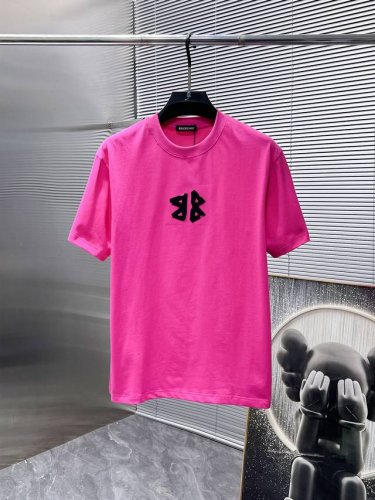 巴黎世家 2025新款 圆领 短袖 T恤 ，高端版本！专柜定制面料 透气舒适度高，细节无可挑剔，品牌元素设计理念，体现高品质。手感细腻柔软！呈现休闲裁剪，上身版