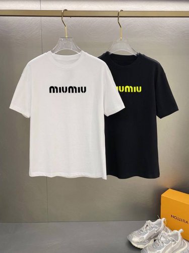 miumiu 新款字母印花双层重工短袖T桖 字母图案不管是T桖还是卫衣都是每年的爆款单品 前幅大面积印花采用大康丽数码印花机直喷 成本极高 经过多次的调试打版图