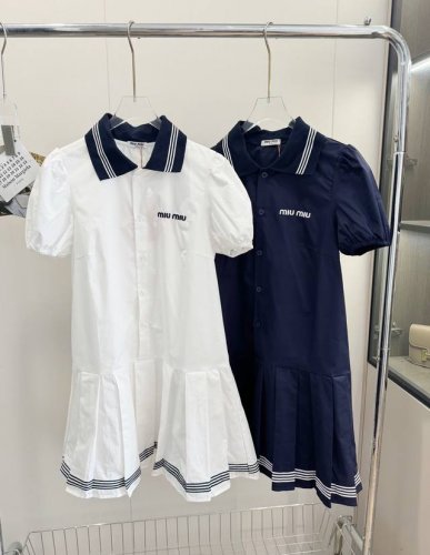 品名：Mium*U 刺绣学院风撞色条纹polo领连衣裙 尺码：S.M.L 颜色：白色 藏青色 短袖连衣裙的夏天开始了～美式校裙谁不爱，订制罗纹领下摆刺绣百褶衬衣