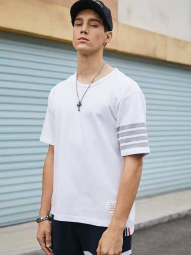 货号：T05 Tb纯棉平纹圆领色织四条杠T恤 Thom Browne 汤姆布朗 Tb纯棉平纹棉230克重色织圆领套头夏季短袖T恤 采用定制色织面料纯棉230克重