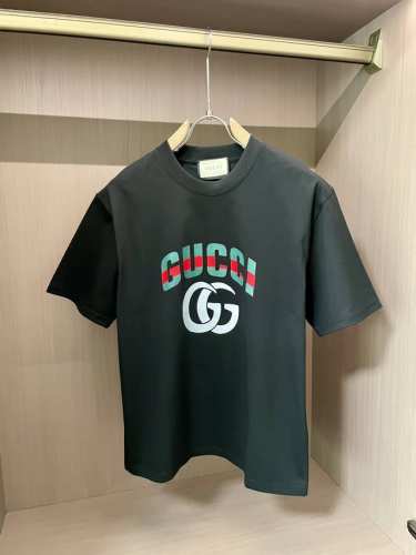 gucc 2025新款 圆领 短袖 T恤 高端版本！专柜定制面料 透气舒适度高，细节无可挑剔，品牌元素设计理念，体现高品质。手感细腻柔软！呈现休闲裁剪，上身版型