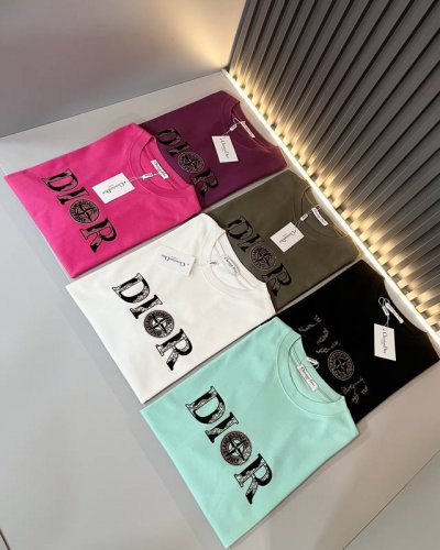 dio*迪家 2025春夏新款男女同款短袖T恤，专柜同步发售！定制专属260克纯棉面料，定制原版工艺螺纹，胸前Logo图案压胶工艺设计！简约大方，从容百搭，档次