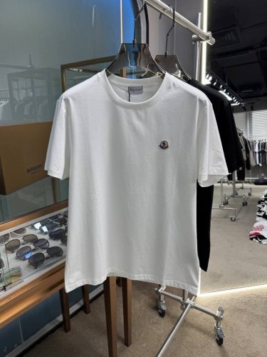moncler2025万年经典重塑羊毛徽标刺绣短袖T恤；定制100支双股丝光长绒棉面料，舒适柔软透气！作为一款万年经典的大爆款，左胸前羊毛徽标鸭仔唛刺绣工艺，一