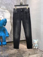 范思哲。2025春夏高级时装感，超柔牛仔面料 , 浅色洗水牛仔裤。 面料很特殊，超细精仿棉纱混纺，超柔舒适感。 具备牛仔随性感 ,休闲感 ,6亦有轻松感 ,时尚