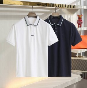 F家 Fer**Gamo2025 夏季新款男士翻领polo衫 解锁意式优雅 领口设计是整件短袖的点睛之笔 简约线条勾勒出利落造型 标志性品牌Logo以精致的刺绣