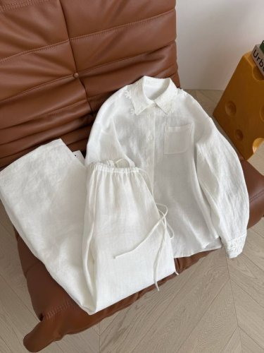 老钱风高阶通勤 实穿性超高 25 蕾丝花边领子设计亚麻套装 采用了高克重的纯亚麻面料 质感超好 非常高级 妥妥的老钱风 日常聚会或者通勤都可以 慵懒休闲又有度假