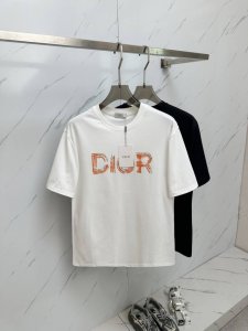 dior 2025春夏新款男士圆领短袖T恤 专柜同步售卖，高端品质 高版本 经典字母Logo设计 定制进口100%纯棉面料 手感柔软细腻 穿着亲肤舒适又透气，休