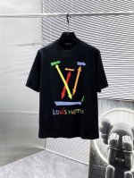 路易威登 Lv 2025新款 圆领 短袖 T恤 体恤 半袖 ，高端版本！专柜定制面料 透气舒适度高，细节无可挑剔，品牌元素设计理念，体现高品质。手感细腻柔软！呈