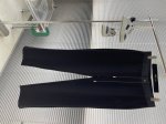 loro Piana 以意大利南部阿玛尔菲海岸的晨曦为灵感，将慢跑裤的机能性与高级成衣的优雅感重新解构。腰部采用原身布一体成型工艺，搭配4Cm隐形松紧带，在保留