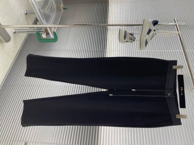 loro Piana 以意大利南部阿玛尔菲海岸的晨曦为灵感，将慢跑裤的机能性与高级成衣的优雅感重新解构。腰部采用原身布一体成型工艺，搭配4Cm隐形松紧带，在保留