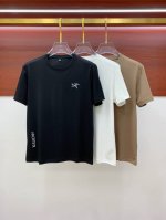 始祖鸟25Ss春夏 新品 定制蚕丝面料丝滑透气！时尚经典圆领短袖时尚单品设计，更加时尚舒适，高标准定制，上身非常有型，胸前品牌经典Logo 图案 客供辅料，客供