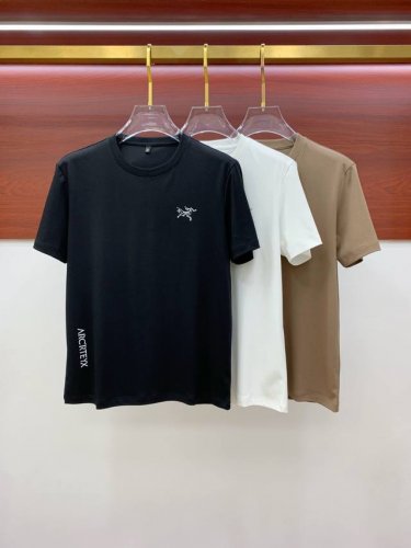 始祖鸟25Ss春夏 新品 定制蚕丝面料丝滑透气！时尚经典圆领短袖时尚单品设计，更加时尚舒适，高标准定制，上身非常有型，胸前品牌经典Logo 图案 客供辅料，客供