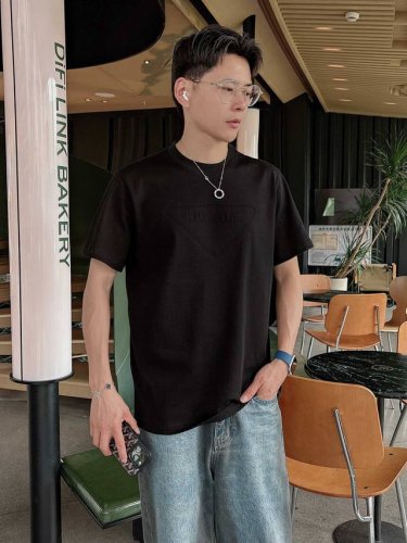 普拉达 夏季新品，凹凸工艺，高定面料 玉蚕丝般的丝滑 时尚经典圆领短袖时尚单品设计，更加时尚舒适，高标准定制，上身非常有型，客供辅料，客供进口高档面料质感非常细