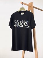 gucci 古驰 2025Ss春夏新品 手绘印花短Tee，每一件都是纯手工画制而成，百搭款细节处理完美330克纯棉面料，前幅数码定位印花工艺图案，色彩鲜明，字迹