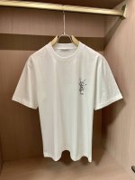 圣罗兰 2025春夏新款首发专柜最新款短袖圆领T恤 高端订制 设计前卫时尚！品牌Logo重工艺设计 高端定制260克面料.手感柔软.穿着舒适.专柜级别精致车线.