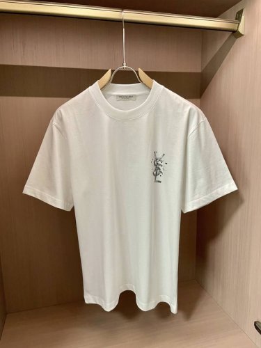 圣罗兰 2025春夏新款首发专柜最新款短袖圆领T恤 高端订制 设计前卫时尚！品牌Logo重工艺设计 高端定制260克面料.手感柔软.穿着舒适.专柜级别精致车线.