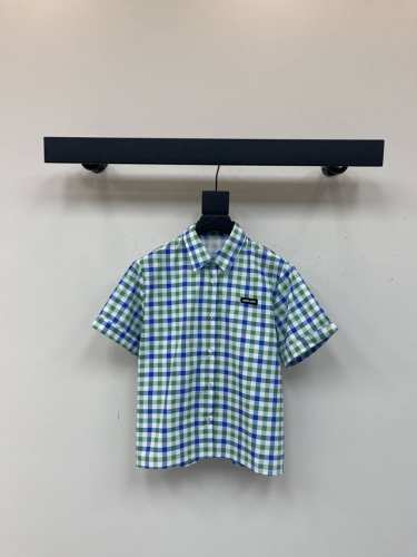 Miumi* 25Ss春夏新款 徽标拼色格纹短袖衬衫丨独家Yb开发 高版出品 清新甜美的格纹配色搭配正肩短款版型 元气感满满 对版格纹印花设计 胸前经典徽标字母