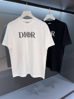 新品 重磅联名 &石头岛 2025Ss夏季新品 Di*R 标识发泡胶印短袖T恤 高超的时尚魅力风范,特立独行的艺术气息. 客供密纺针织棉面料,细腻有序的针织工艺
