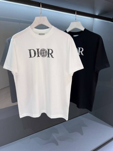 新品 重磅联名 &石头岛 2025Ss夏季新品 Di*R 标识发泡胶印短袖T恤 高超的时尚魅力风范,特立独行的艺术气息. 客供密纺针织棉面料,细腻有序的针织工艺
