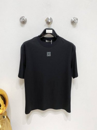 givenchy纪梵希 2025Ss春夏最新款短袖T恤出货啦！！ 2025新款T恤 高版本专用面料 高克重纯棉丝光面料 上身舒适不失挺阔 针脚刺绣工艺、数字印花