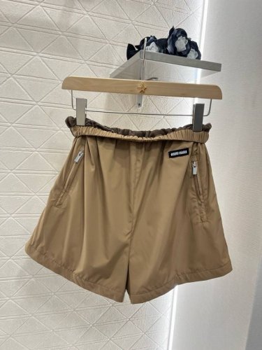 Miumi*2025新品上架 连帽外套短裤套装 定制Yb进口环保再生材质 质感高级 立体有型 连帽抽绳拉链外套短裤套装 常青款抽绳和拉链设计 插肩织带尽显时髦格