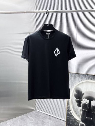 迪奥 Dior 2025新款 圆领 短袖 T恤 体恤 半袖 ，高端版本！专柜定制面料 透气舒适度高，细节无可挑剔，品牌元素设计理念，体现高品质。手感细腻柔软！呈