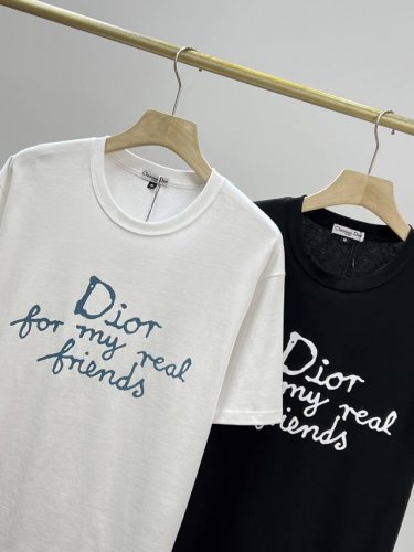 顶级复刻 Dior 迪奥夏季新款字母刺绣短袖T恤 官网同步 男女同款 面料：采用定织定染高克重300克高支高密双股双纱 原版面料！胸前刺绣工艺精益求精完美杰作！