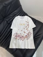 dio*2025新品圆领印花 定制Yb全棉材质 透气舒适 质感十足 常规短袖T恤裁剪 凸显品牌格调 采用克重纯棉制成 略带有弹力 呈现显瘦视觉效果 通体以印花勾