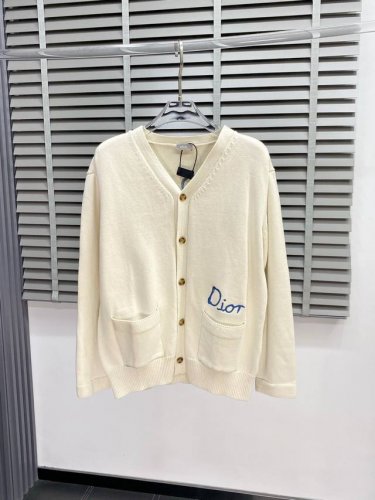 Dior迪奥独家专供秋冬毛衣外套 经典设计感与颜值爆棚的外套 品质更是无法挑剔品控可以直接入手 不容过错的高端臻品 通过细节图片便可感受到它强悍的气场 聚温保暖