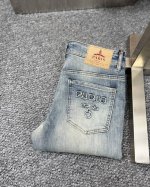 P250 Prad*普拉达 Ss25早春新款男士牛仔裤 面料弹性好。独家发售 官网同步 时尚优雅 采用原色酵母水洗工艺 精选进口重磅丹宁牛仔面料 配专柜五金装饰