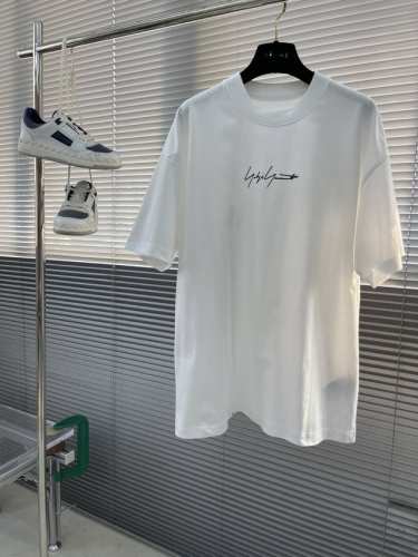 Y-3 Yamamoto山本耀司20年周年纪念款，独特的胶印 圆标设计。。圆领胸前签名设计理念非常鲜明，简单却着实让人感到惊艳，艺术家引以为豪的作品，上身很好看