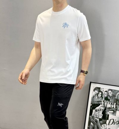 Dio*R迪奥25S夏季新款T恤.干净版推荐！胸前新款字母3D绣花立体设计.减龄耐看！超舒适透气面料.采用220莫代尔长绒棉面料.吸汗性和透气性都很好，手感丝滑