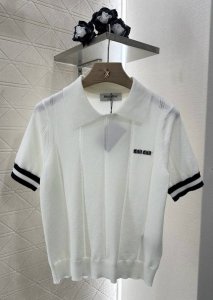 miumi*2025新品上架 针织翻领短袖 定制Yb天丝纱线织造 质感高级 透气舒适 针织翻领上衣剪裁 通体利用绞花钩针肌理交织 勾勒出规律宽版竖条纹图案 凸显