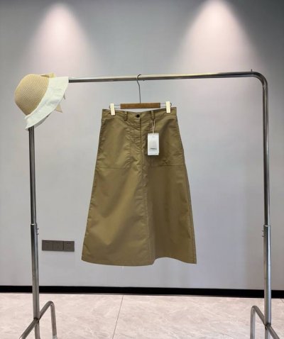 重磅推新 小禾Ic女装高密斜纹棉中长款半身裙』 ①特殊染整工艺 赋予丝质手感 ②成衣挺括 富有弹性 穿着有型 ③裙身拼接样式 立体裁剪 丰富层次感 ④甄选优质长
