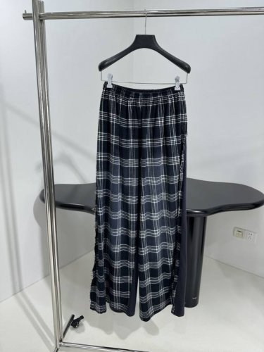 新品New Series Hoodie 黑色和灰色格纹法兰绒拼接休闲长裤 定制定染格纹棉质法兰绒面料拼接卫衣面料 两种面料搭配 不收边设计 大版剪裁 对格对位剪