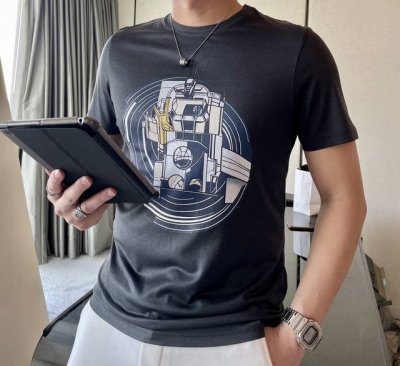 sg 爱马家 春夏最新变形金刚印花男士圆领T恤衫，胸前极具创意的变形金刚机器人图案，采用进口机数码印花，全棉数码直喷技术，真正做到高保真清晰度，在视觉上呈现出鲜