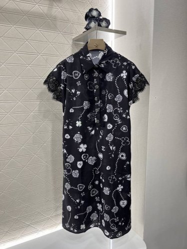 chane*2025新品上架 翻领印花连衣裙 定制Yb进口斜纹稠材质 质感光泽 垂顺有型 翻领连衣裙剪裁 通体满印山茶花和双C字母等元素 呼应香家贵气华丽的名媛
