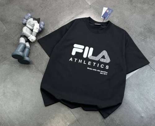 潮牌Fila斐乐官网同款同步短袖！胸前Logo点缀胸前，简约又不失时尚感，一眼就狠狠拿捏住了！正肩版型对各种身材都很友好，穿起来整个人显得挺拔又精神，瞬间男友力