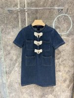 新品上架S* p 夏季系列 一眼过去就觉得很好看的裙子 简单不挑身材的牛仔裙版型 然后搭配上了定制的立体针织蝴蝶结 撞色点缀真的好看 别针可拆卸 也方便洗涤 重