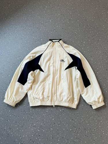 210包邮 balenciaga 巴黎世家 25Ss 3B系列刺绣杏色拼接立领夹克外套 官网同步 面料采用再生尼龙面料 增加特殊褶皱工艺 防水涂层 还原原版 内