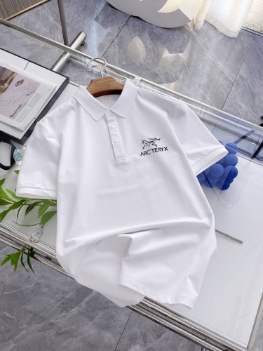 始祖鸟25Ss新款春夏短袖翻领T恤Polo，最高版本客供定制高端朱地面料简单时尚款，拼色螺纹超级好看！经典Logo简单大方的款式！满满的高级感，四季可穿。简欧风