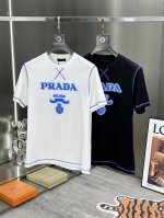 普拉达 25S春夏新款丝光棉T恤.经典选用客供190G定织丝光棉布制成，整件单品的面料质感极佳，着身舒适透气，即便是酷热的夏天也不会有闷热感可言！！！颜色：黑色