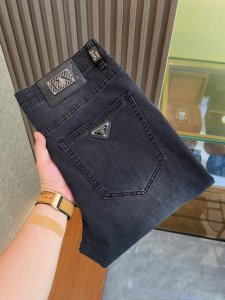 普拉达 新款来袭2630新春爆款新品 专柜有售 实体店极品牛仔裤专柜原版1:1好货 适合各个年龄段 市场最高版本的欧洲进口面料 舒适柔软亲肤 上身效果超级棒时尚