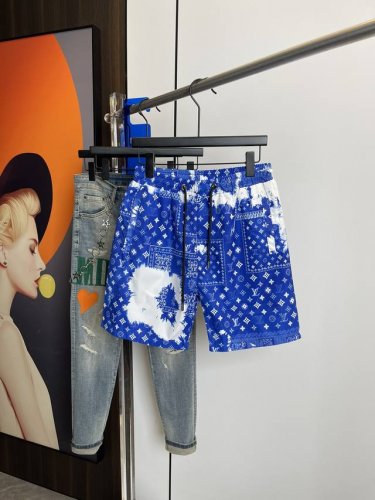 Lv路易威登 夏季新款男士休闲短裤沙滩裤 高级定制聚酯纤维面料 凉爽透气舒适度极高 印花细节无可挑剔 顶级五金辅料配备 原版Logo设计理念 手感细腻柔软 上身